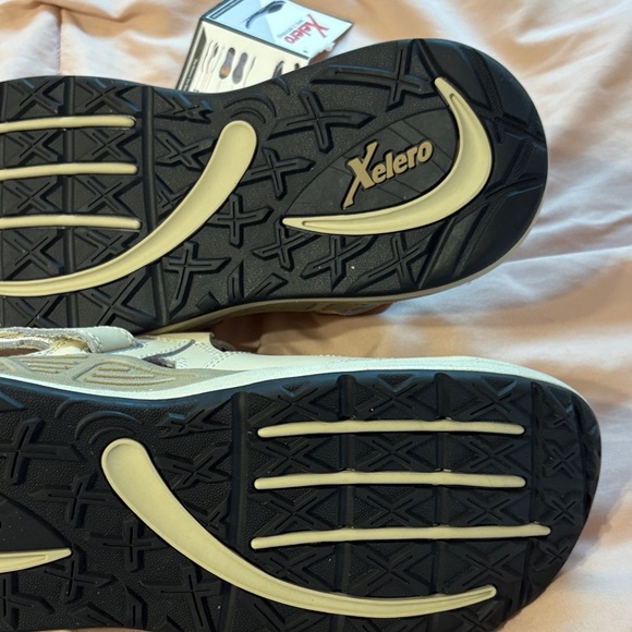 XELERO Athletic Sandals - Cream straps NWT - Picture 9 of 16